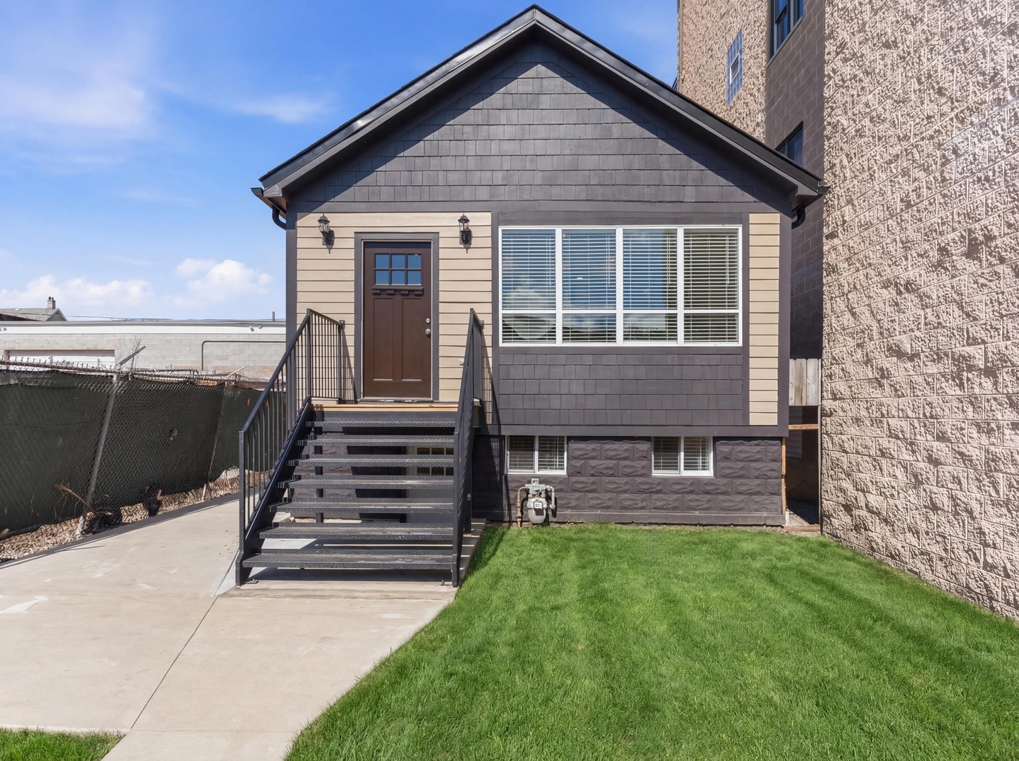 638 W 47th Street Property Photo 1