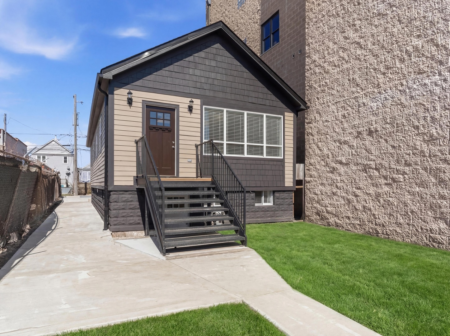 638 W 47th Street Property Photo 1