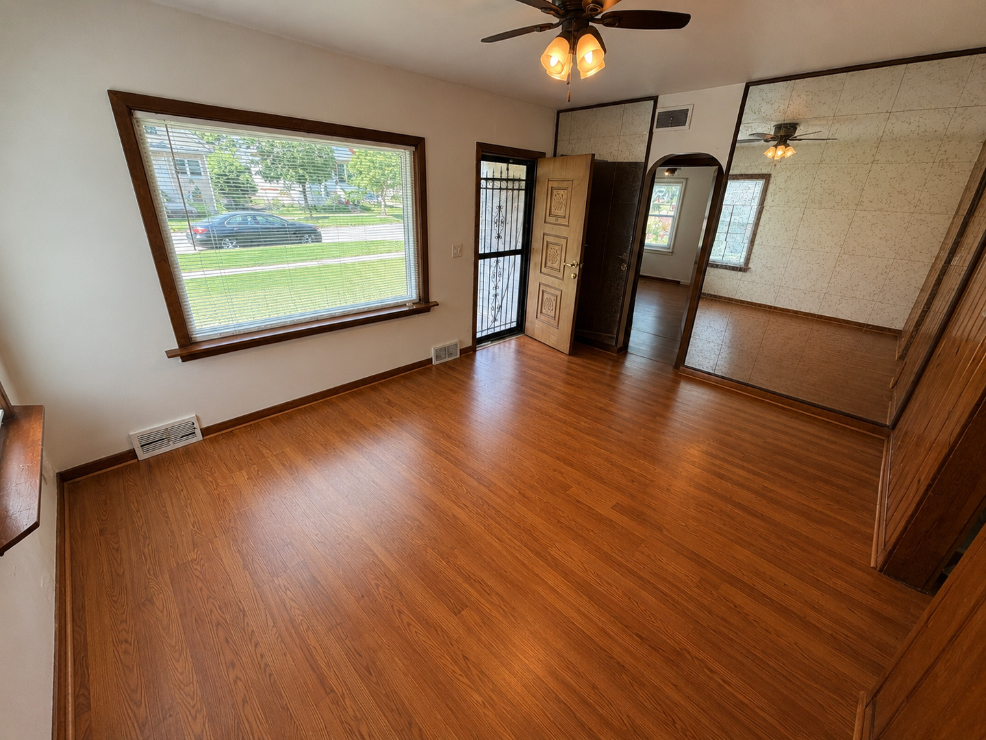 717 N May Street Property Photo 4