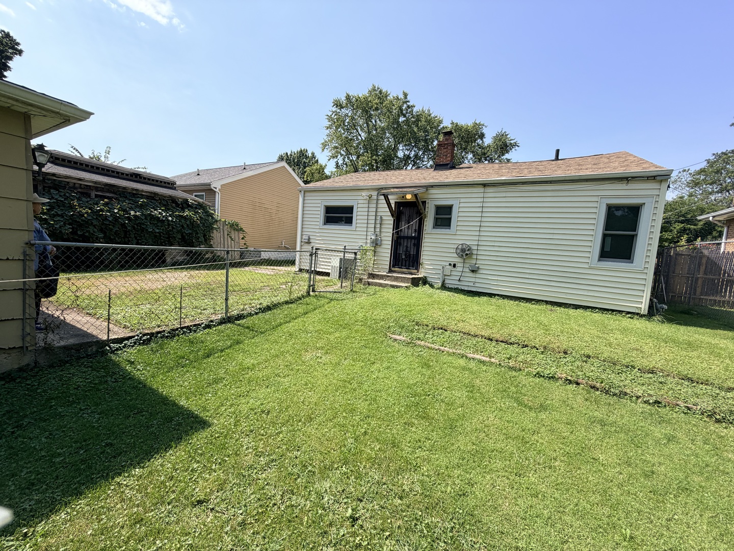 717 N May Street Property Photo 11
