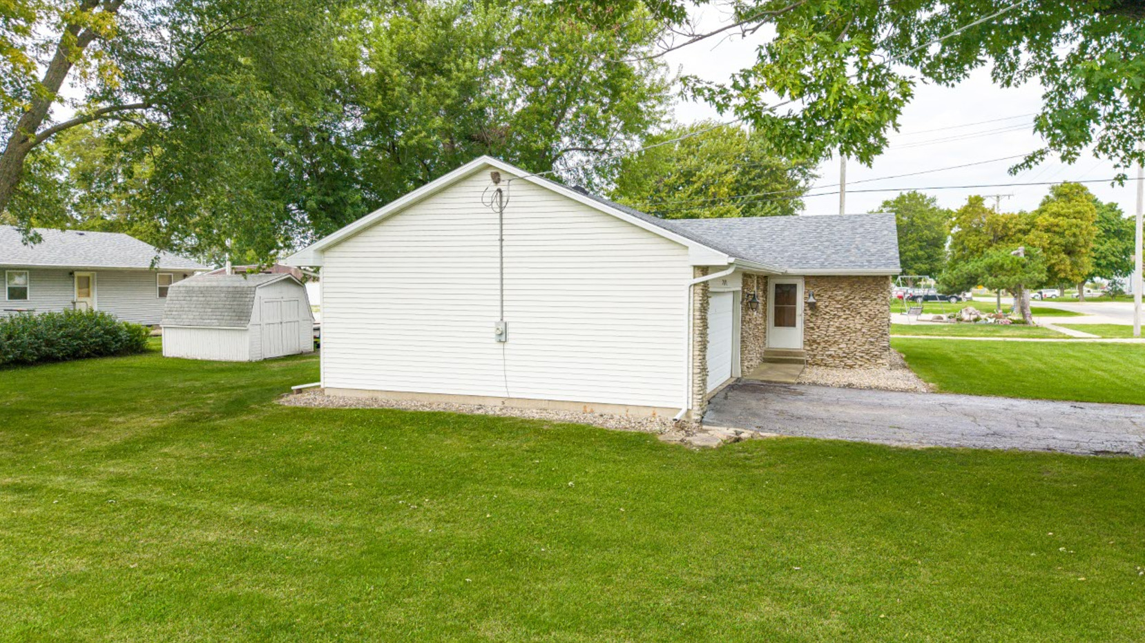 201 W Elk Street Property Photo 5