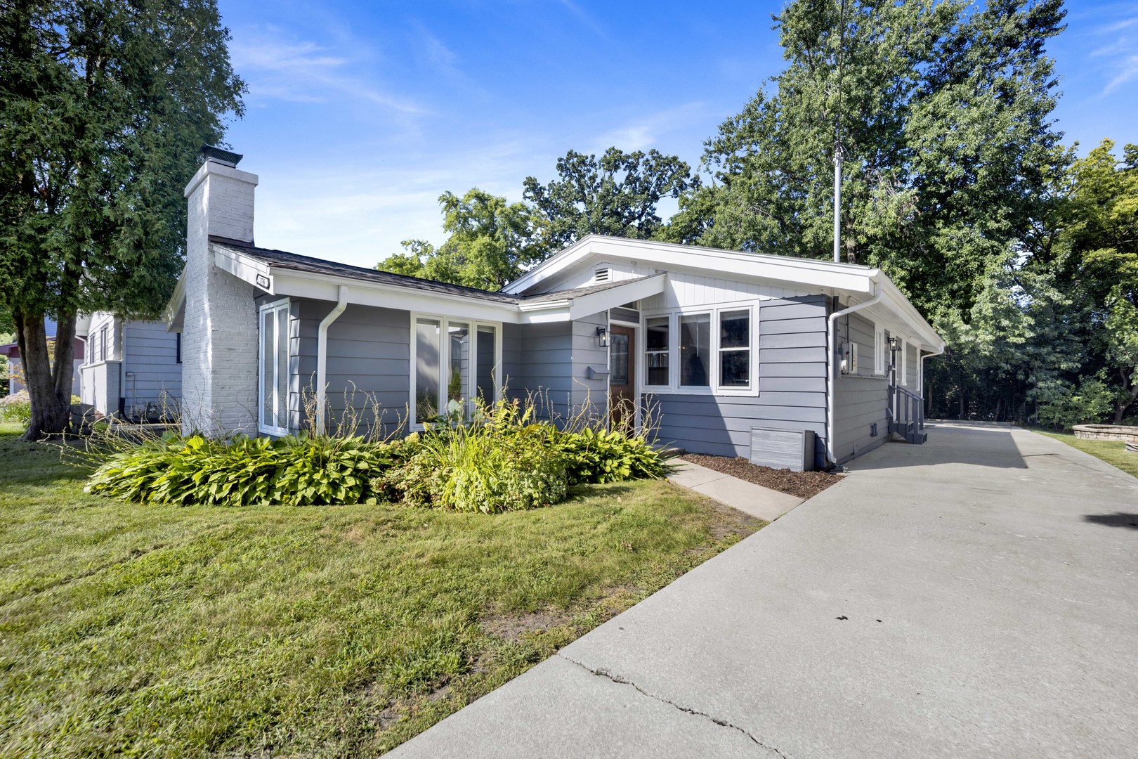 376 N West Avenue Property Photo 3