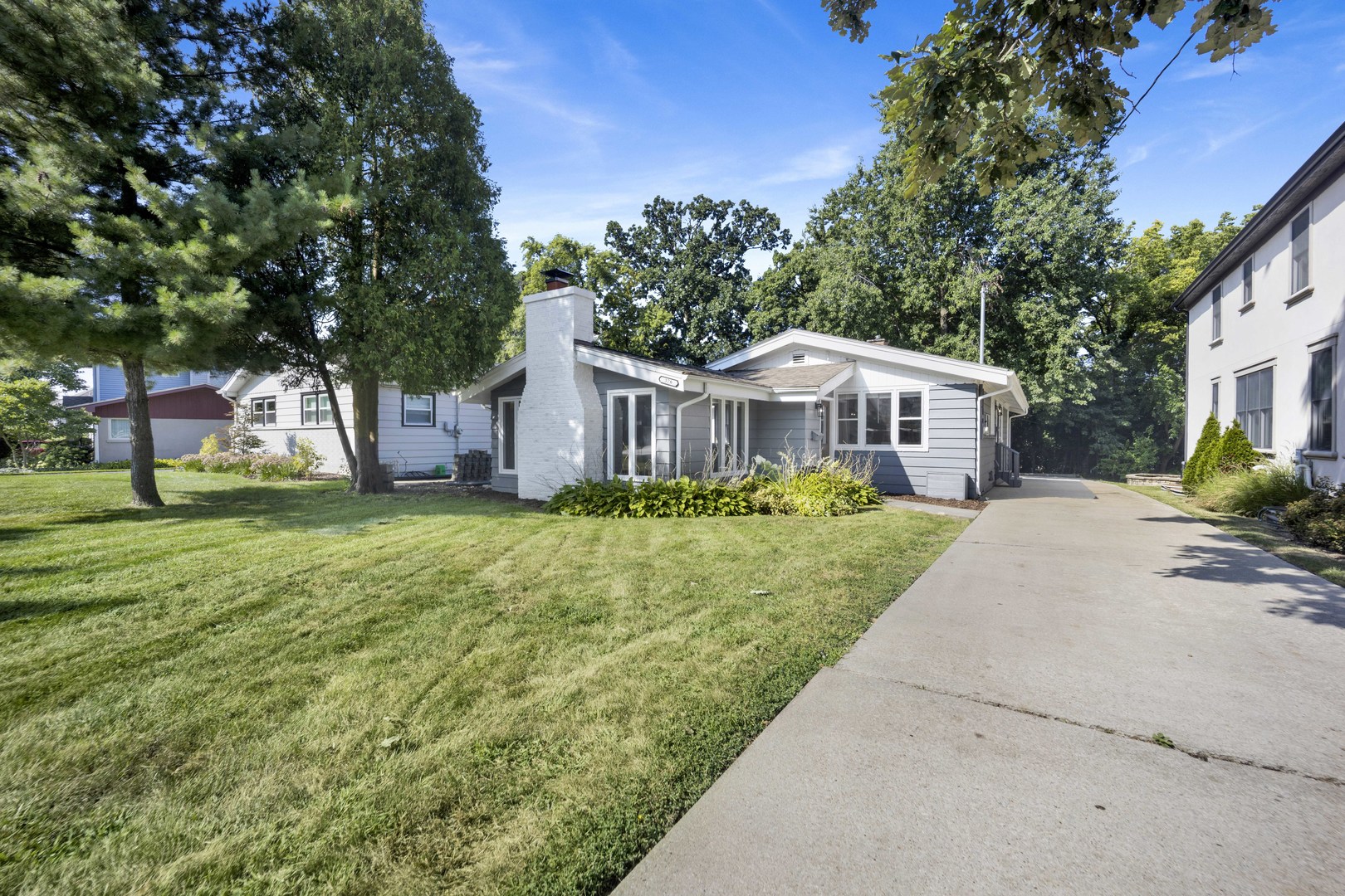 376 N West Avenue Property Photo 4