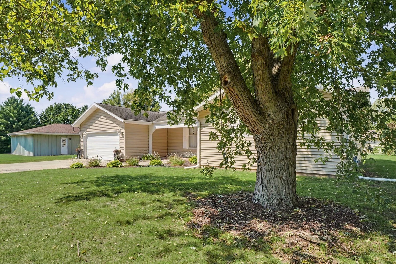 908 Hillside Court Property Photo 3
