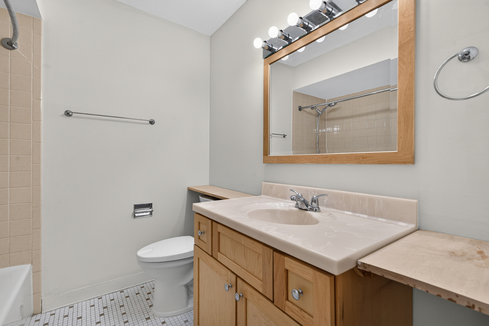 1133 S Finley Road 309 Property Photo 13