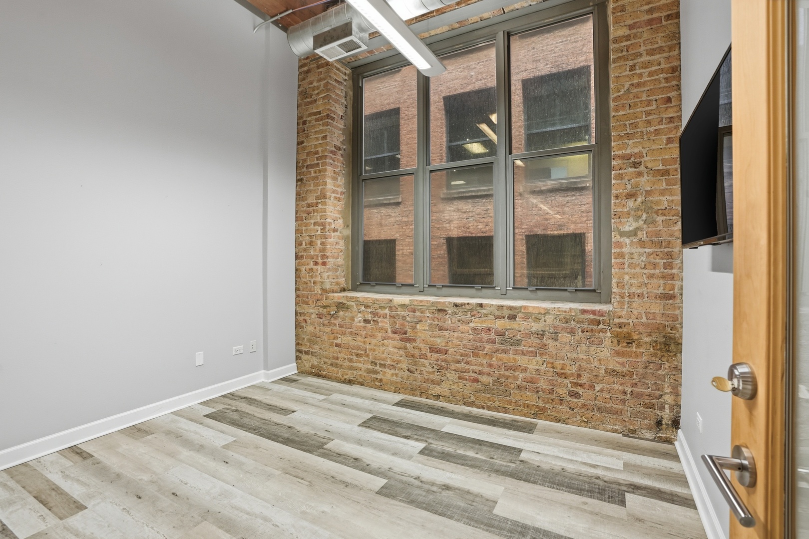824 W Superior Street B211-b212 Property Photo 3