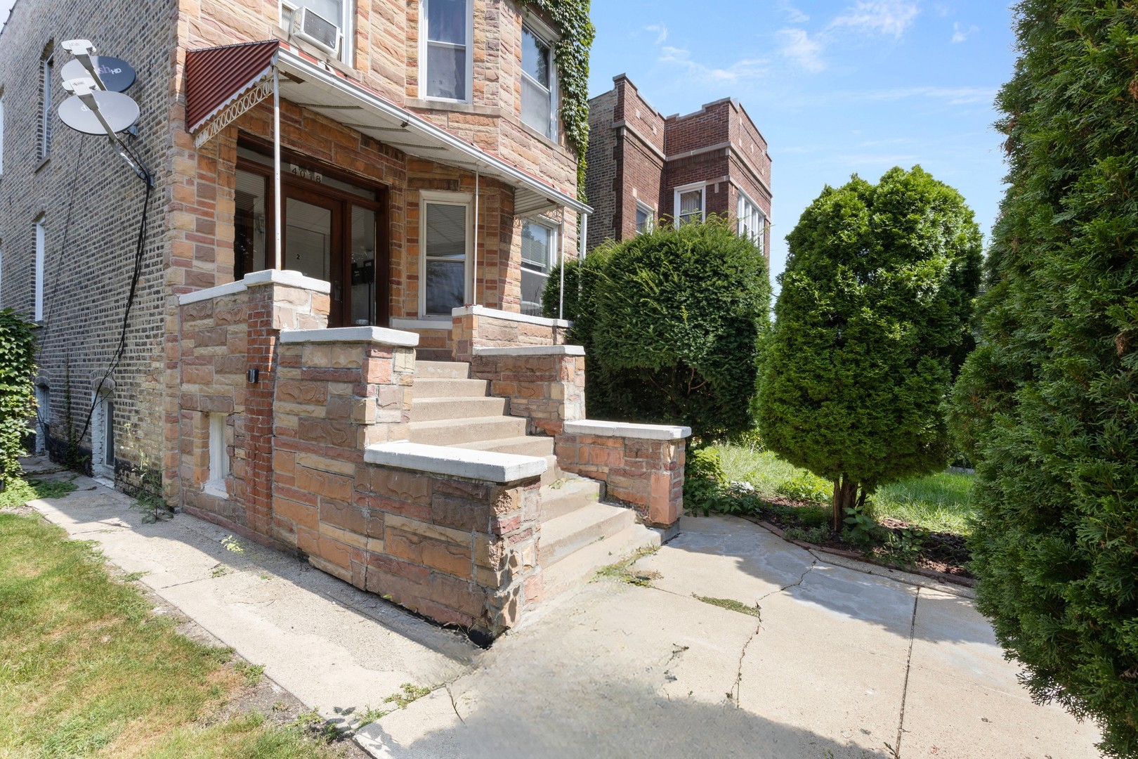 4018 W Oakdale Avenue Property Photo 2