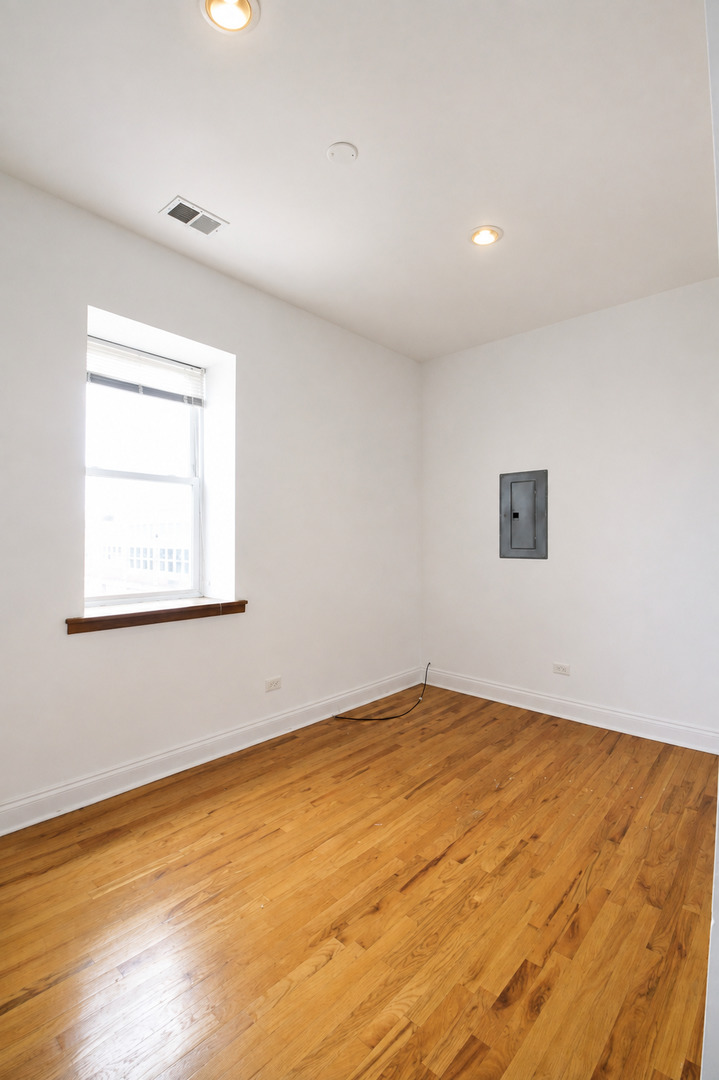 2335 W Lake Street 3r Property Photo 2