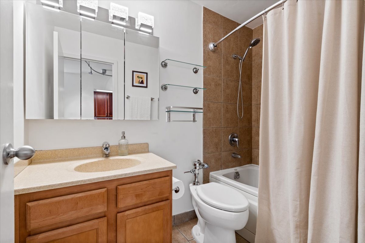 525 W Hawthorne Place 1007 Property Photo 16