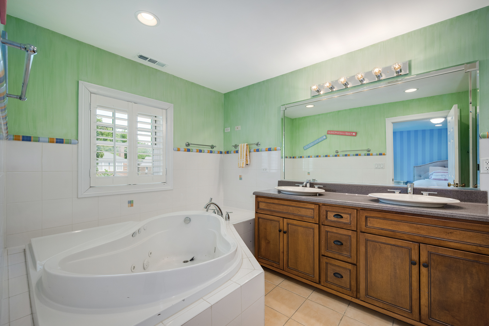 2851 W Rascher Avenue Property Photo 43