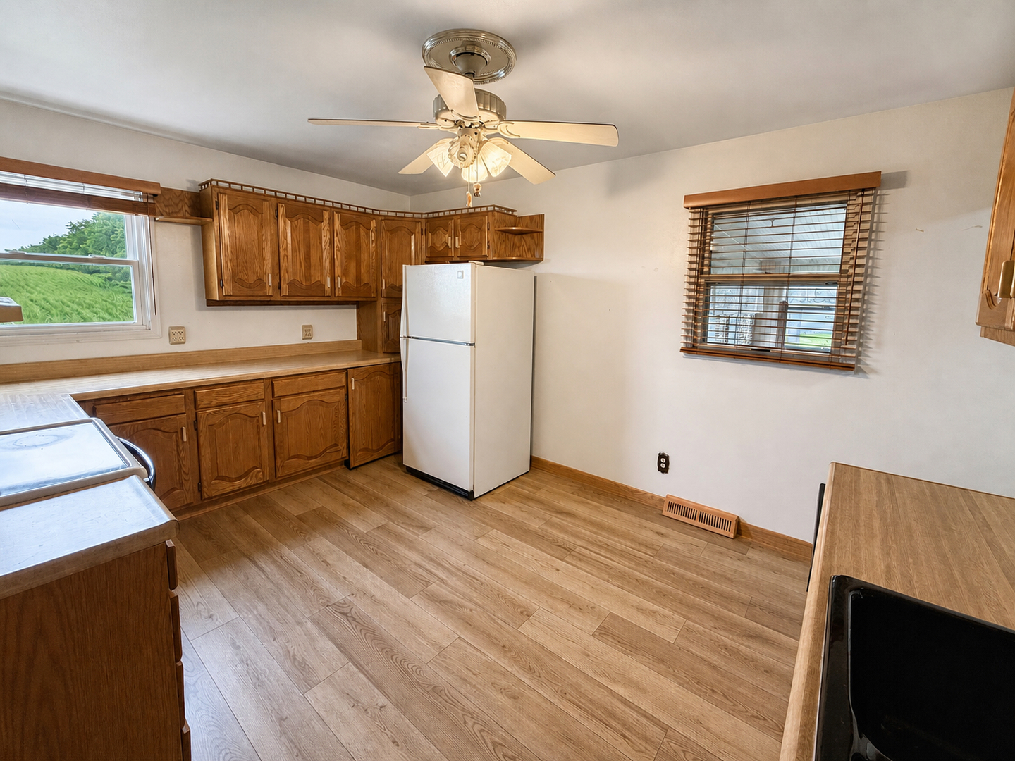 437 E 11th Street Property Photo 18