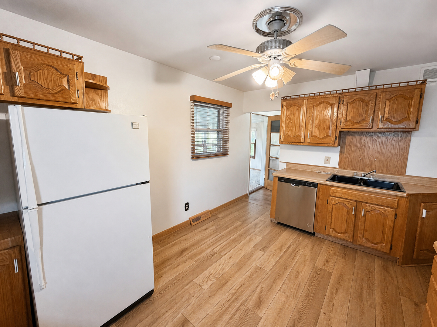 437 E 11th Street Property Photo 19