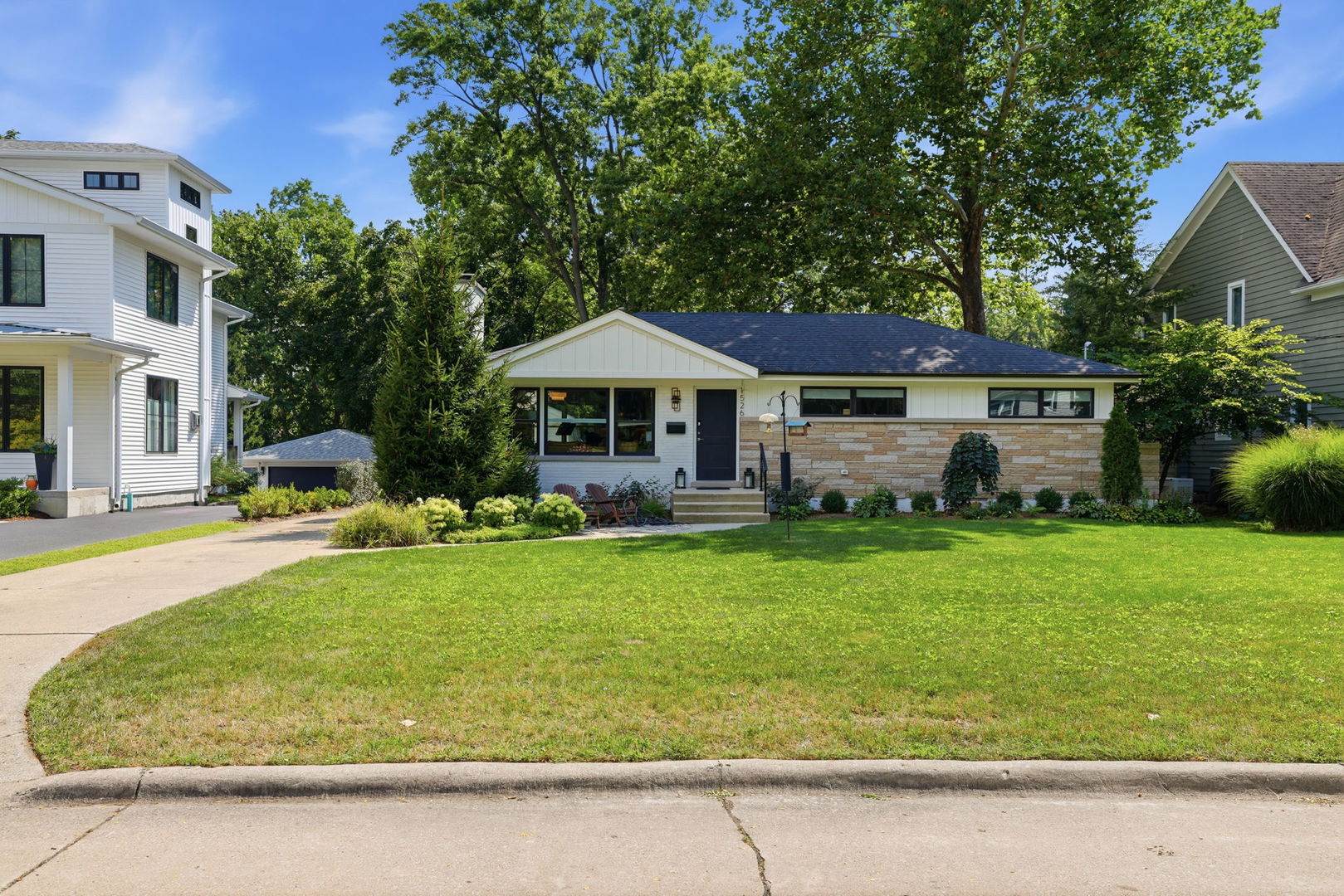 1526 E Forest Avenue Property Photo 2