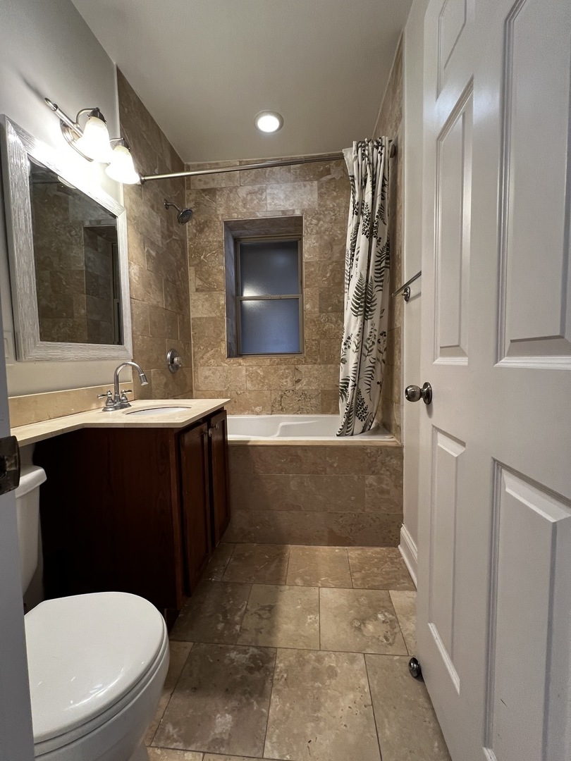 2707 W Glenlake Avenue 3 Property Photo 16