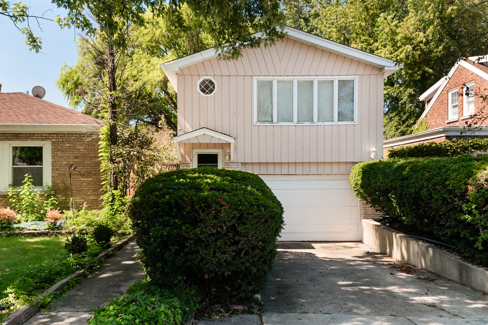 1212 N Maple Avenue Property Photo 1