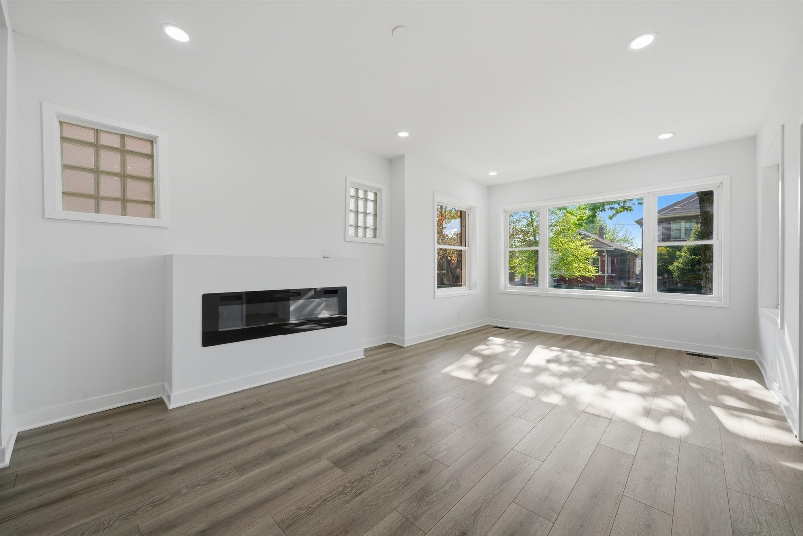 8219 S Throop Street Property Photo 8
