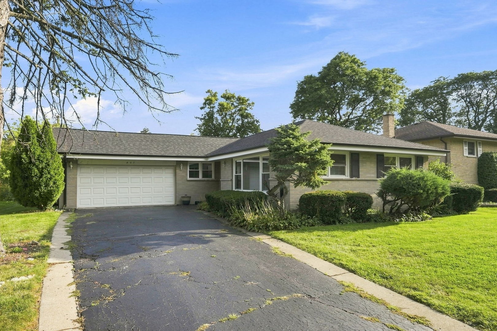 807 E Golfview Drive Property Photo 2