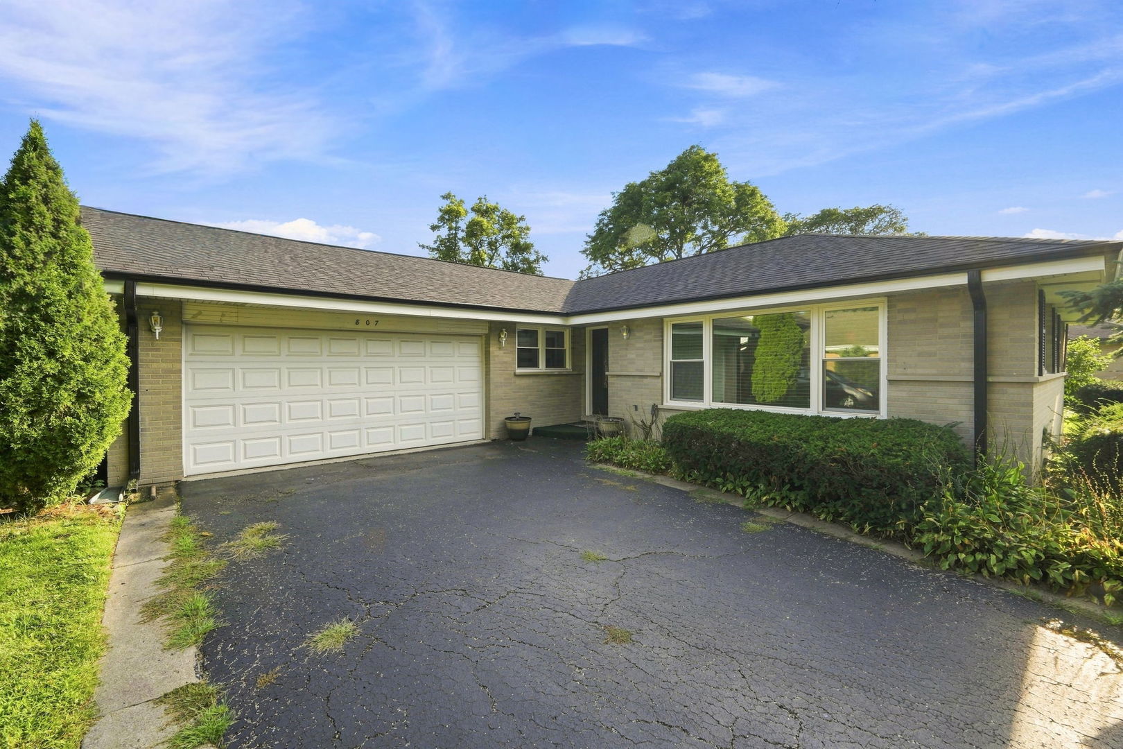 807 E Golfview Drive Property Photo 3