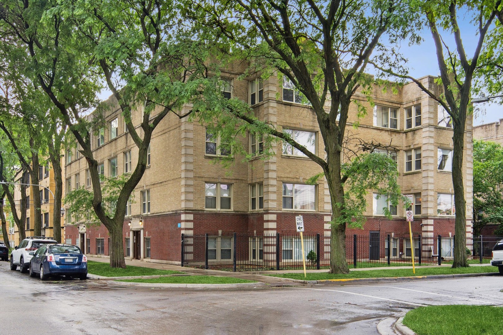 3923 W Ainslie Street 1E