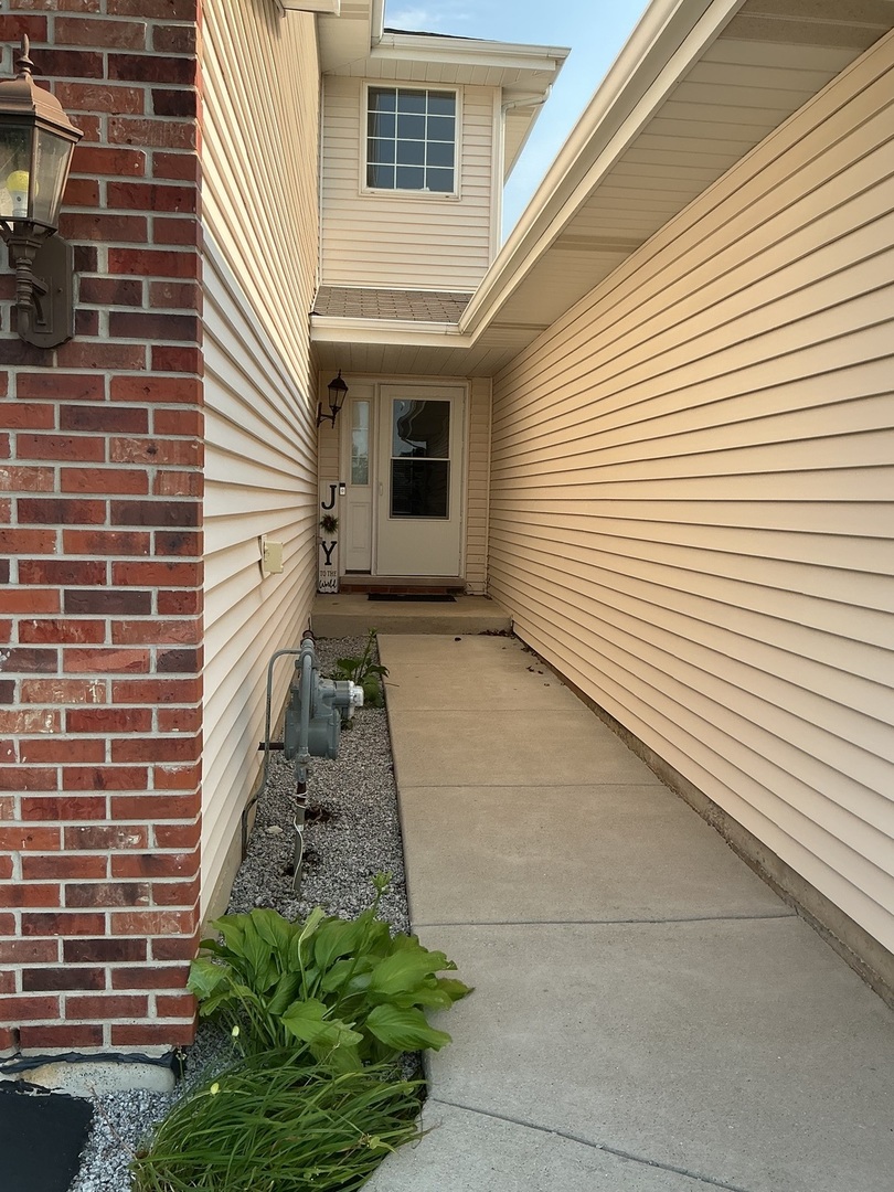 5613 W Sutton Place Property Photo 2