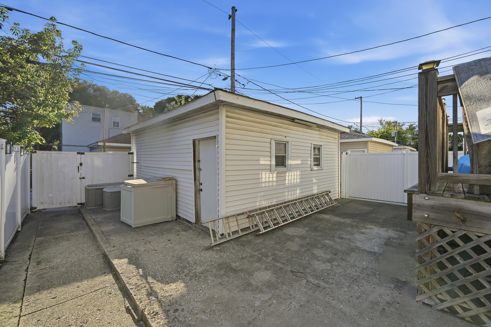 1810 N Linder Avenue Property Photo 28