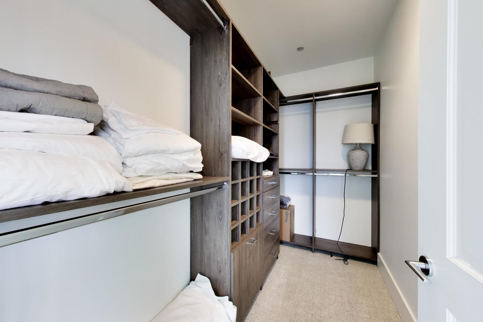 363 E Wacker Drive 4803 Property Photo 12