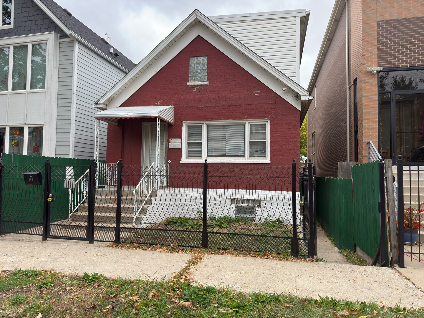 956 W 36th Street Property Photo 1