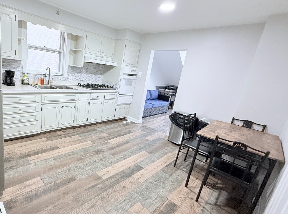 956 W 36th Street Property Photo 3