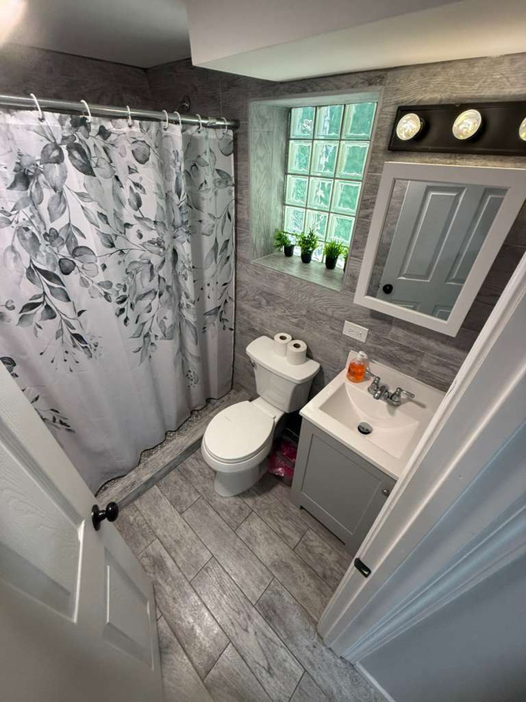 956 W 36th Street Property Photo 9