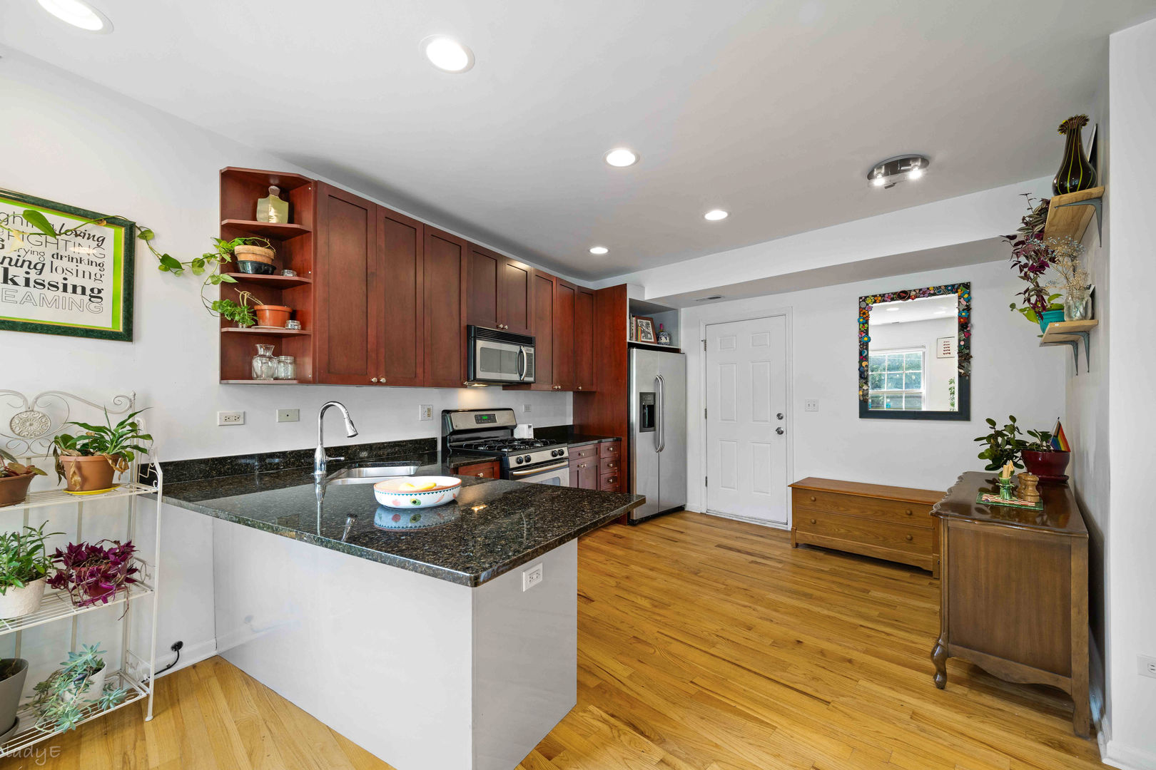 1622 W Wallen Avenue 2s Property Photo 4