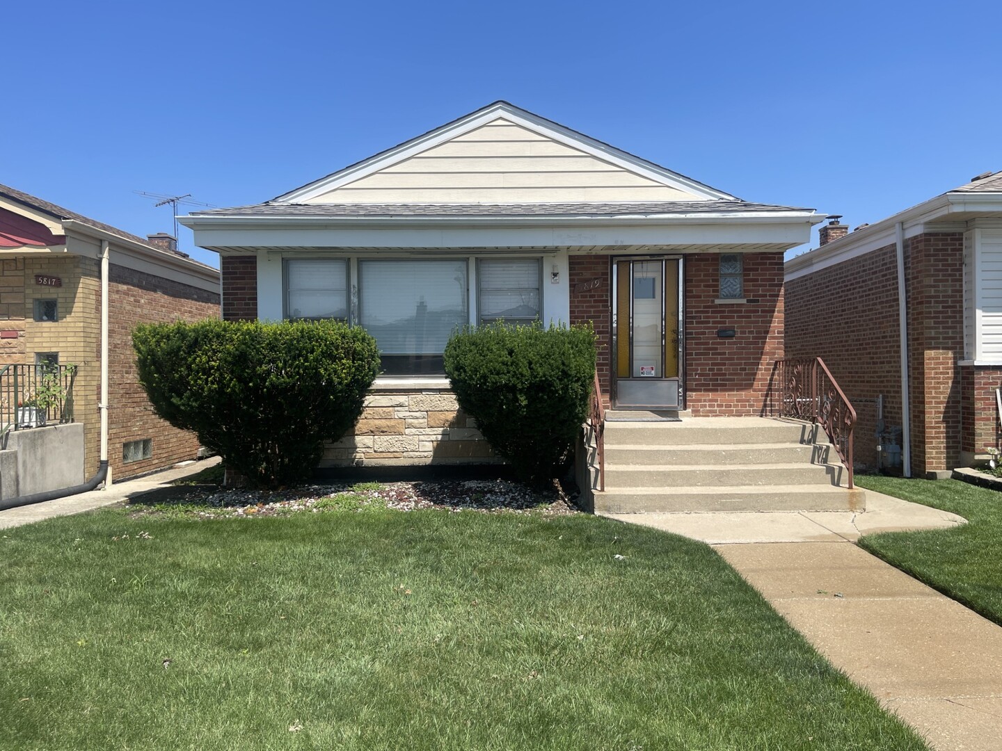 5819 S Narragansett Avenue Property Photo 1