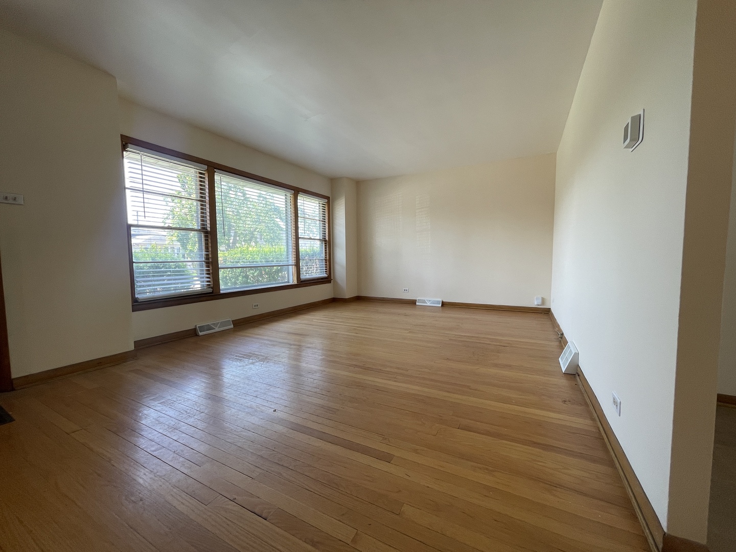 5819 S Narragansett Avenue Property Photo 2