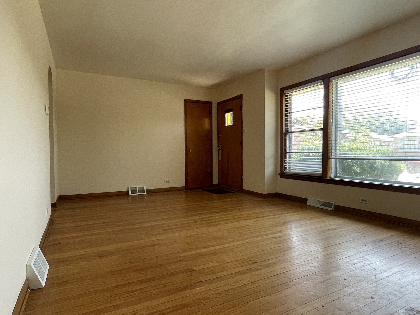 5819 S Narragansett Avenue Property Photo 3