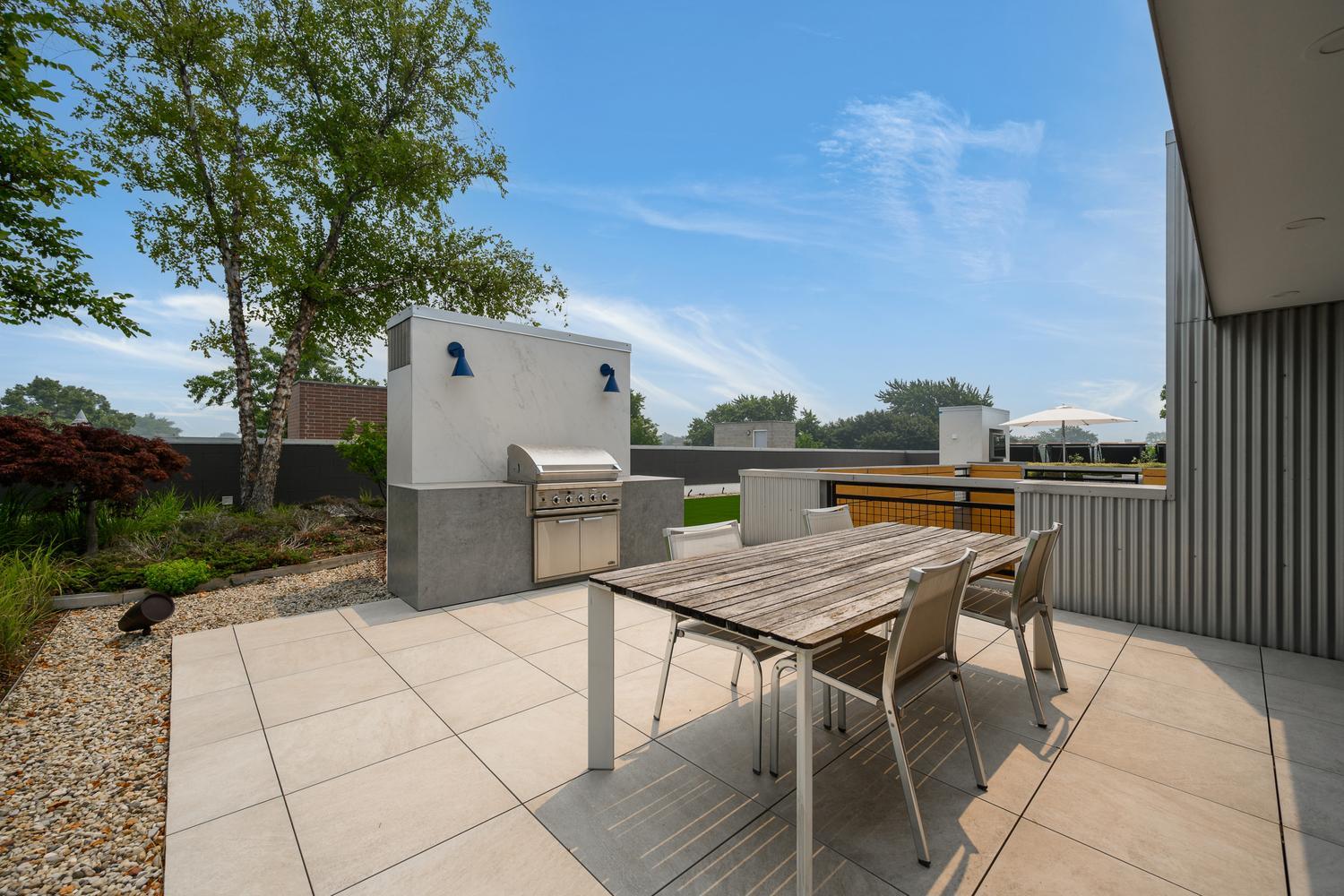 2041 W Roscoe Street Ph Property Photo 4