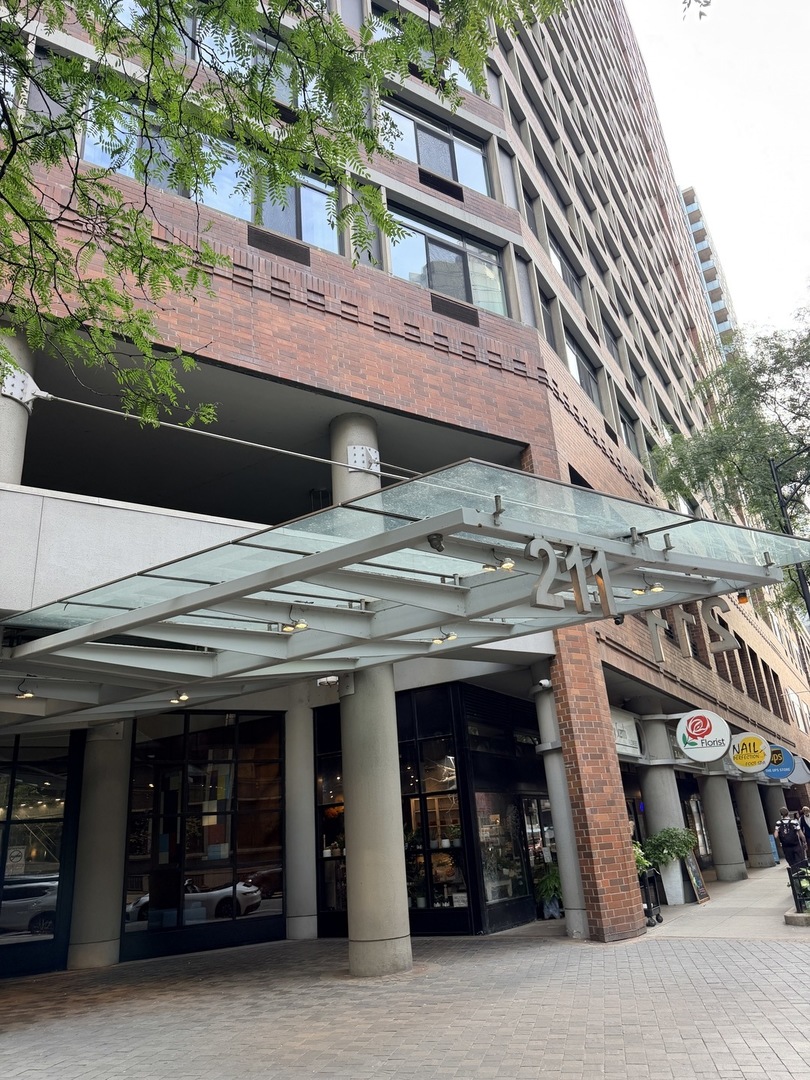 211 E Ohio Street 2706 Property Photo 2