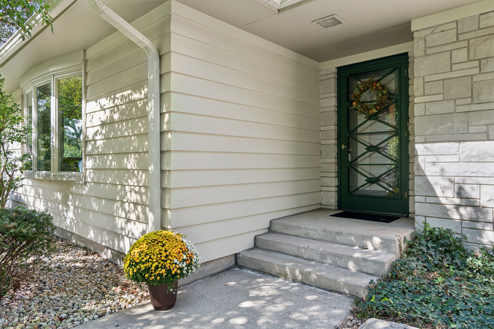 1191 S Batavia Avenue Property Photo 2