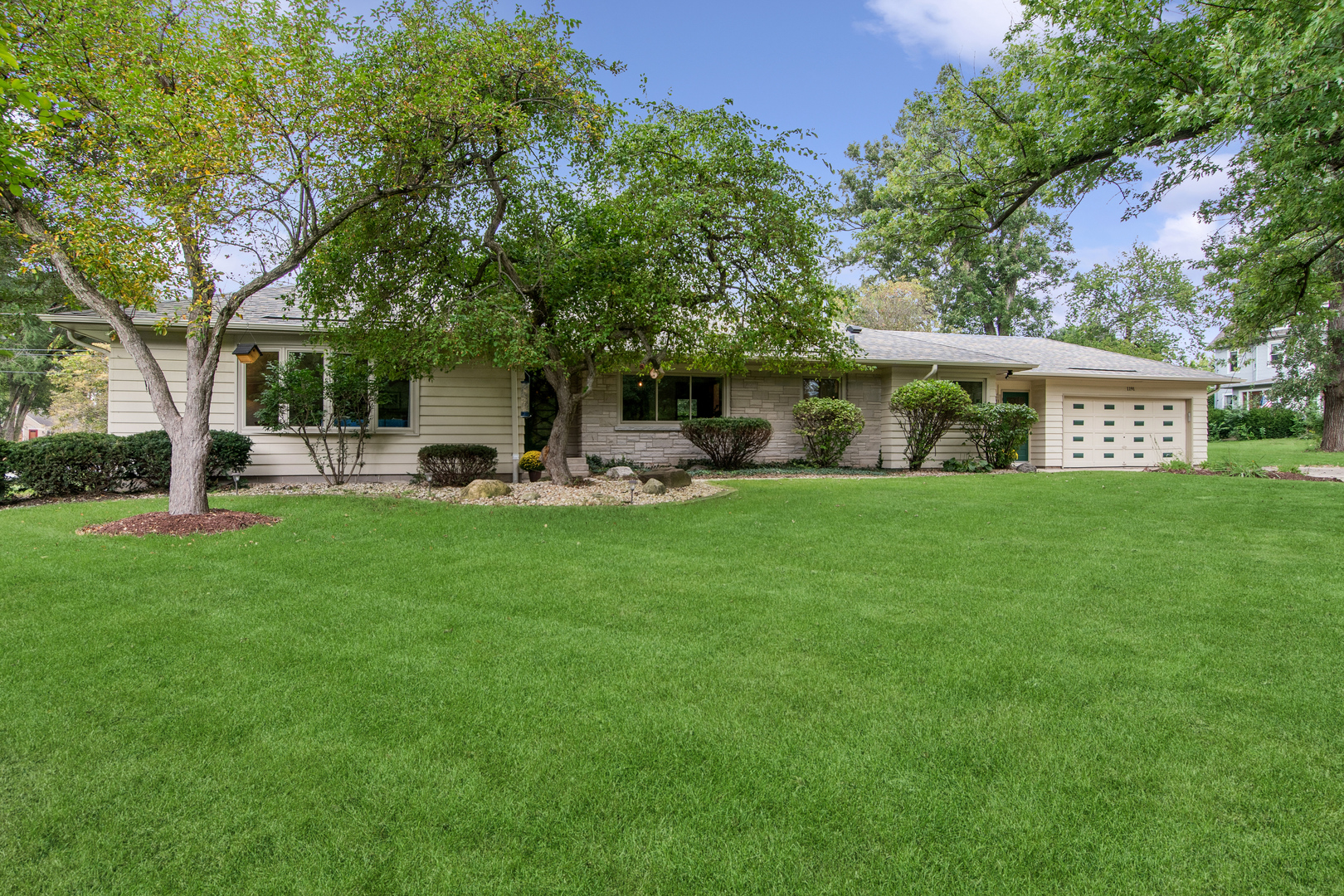 1191 S Batavia Avenue Property Photo 1