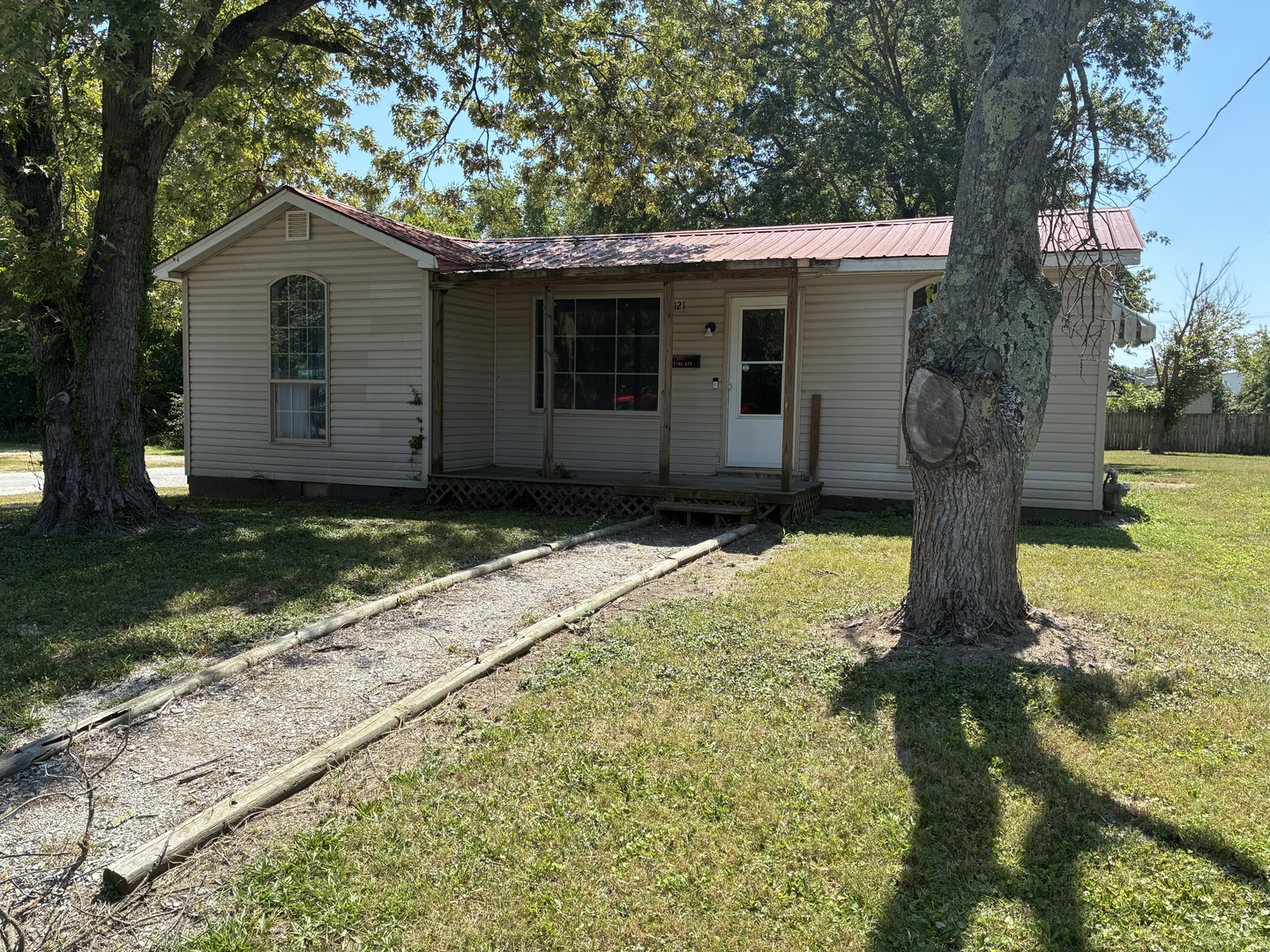 121 E Opdyke Avenue Property Photo 1