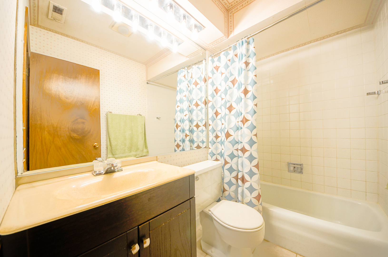916 S Plum Grove Road 223 Property Photo 8