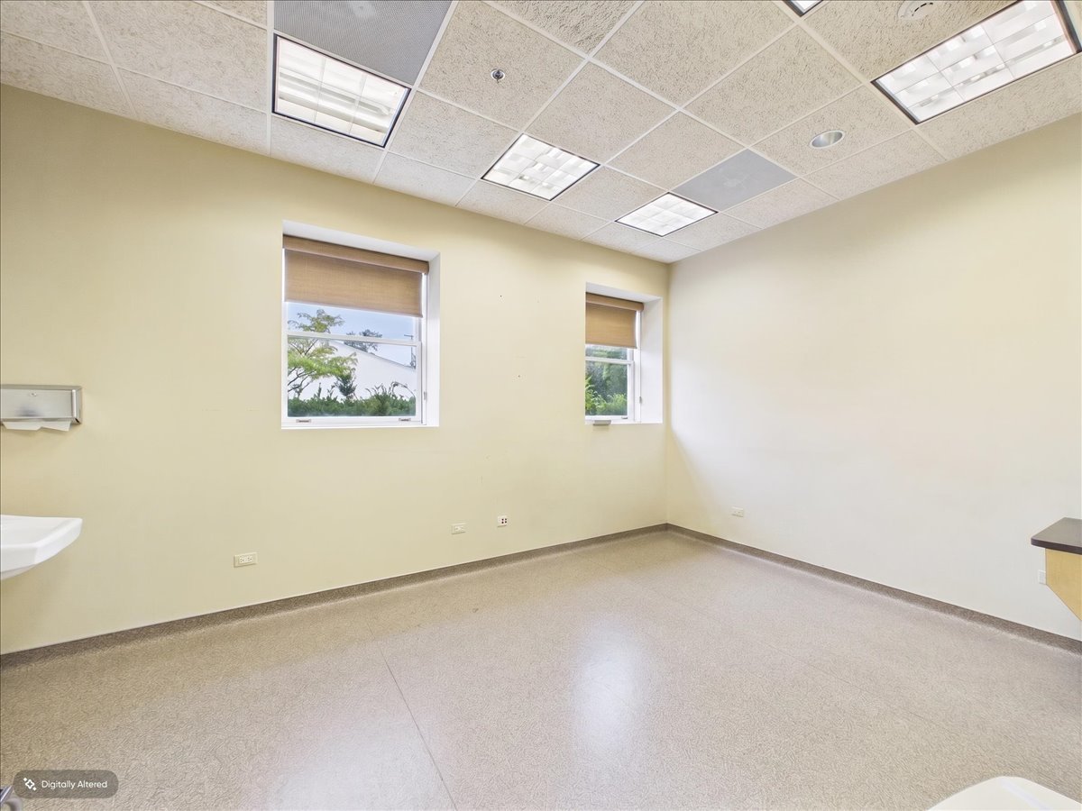 400 W Northwest Highway Property Photo 17