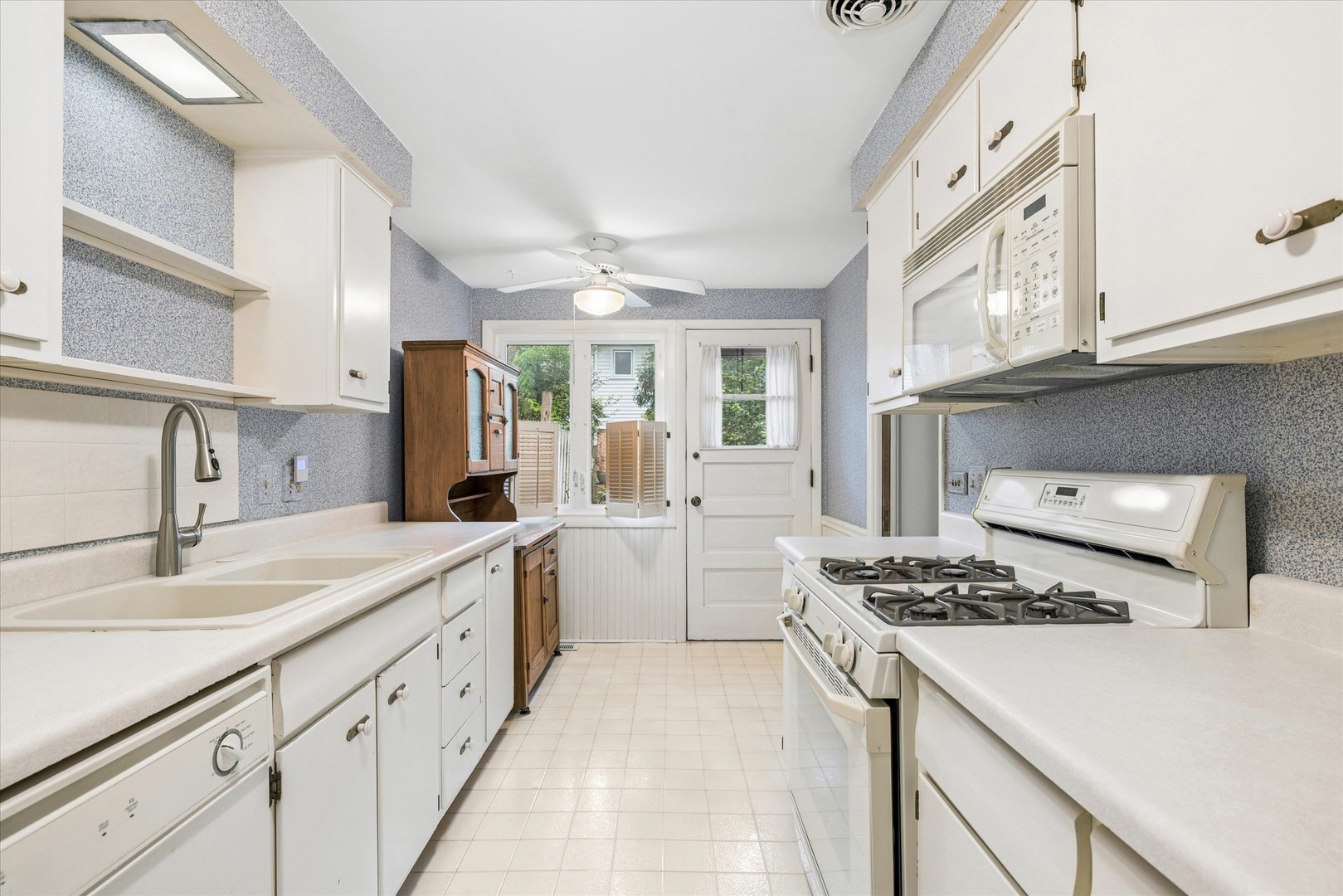 114 N Peartree Lane Property Photo 3