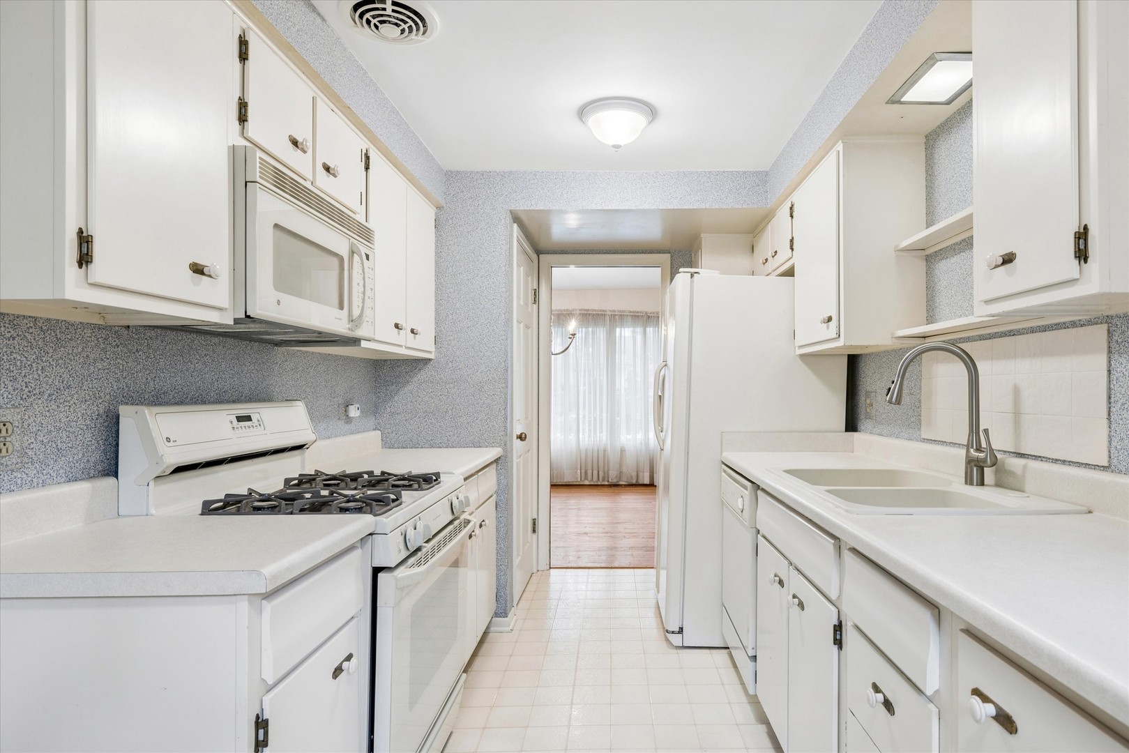 114 N Peartree Lane Property Photo 4