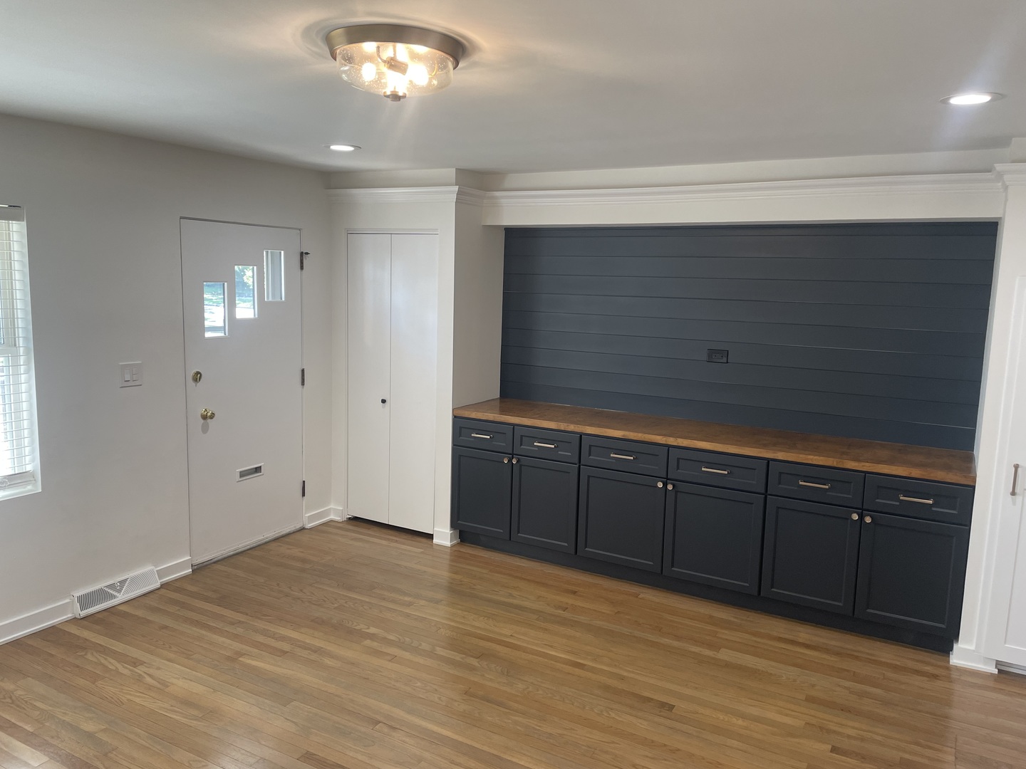 117 E 6th Avenue Property Photo 3