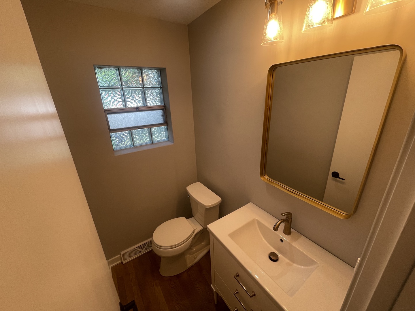 117 E 6th Avenue Property Photo 6