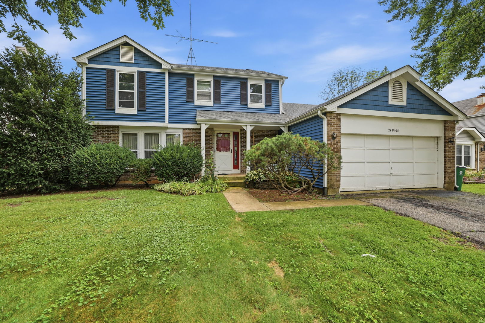 27w105 Walnut Drive Property Photo 1
