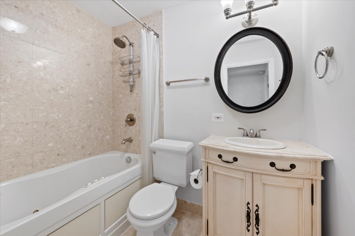 1430 N Astor Street 7c Property Photo 23