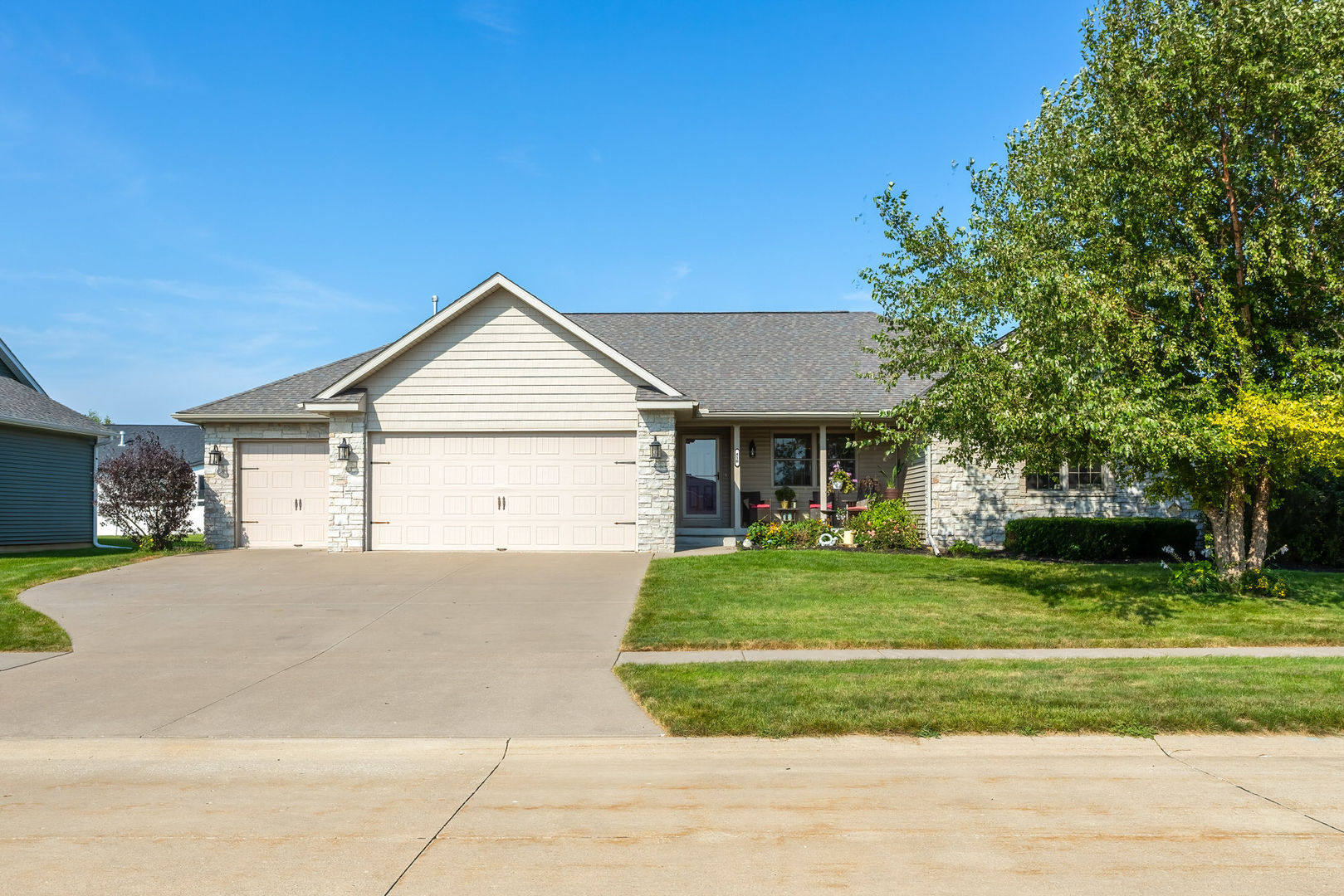 410 S Diamond Drive Property Photo 1