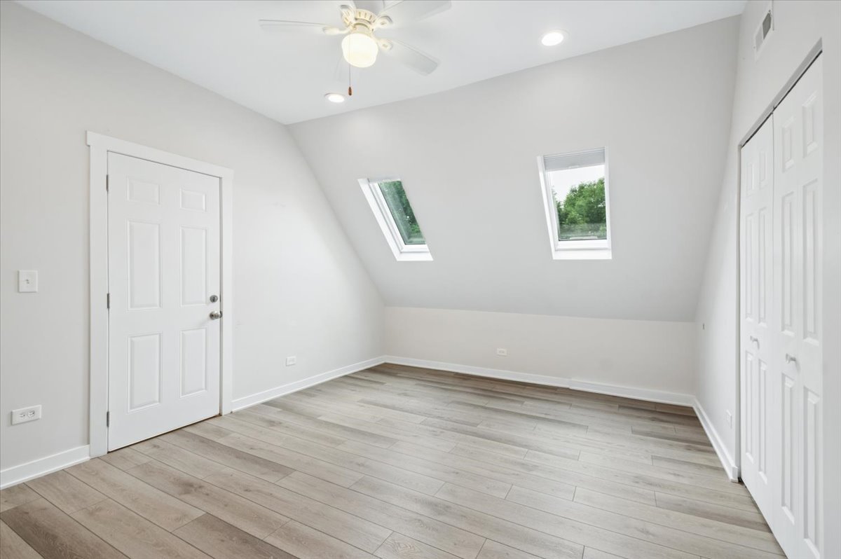 2909 N Ridgeway Avenue 2 Property Photo 9