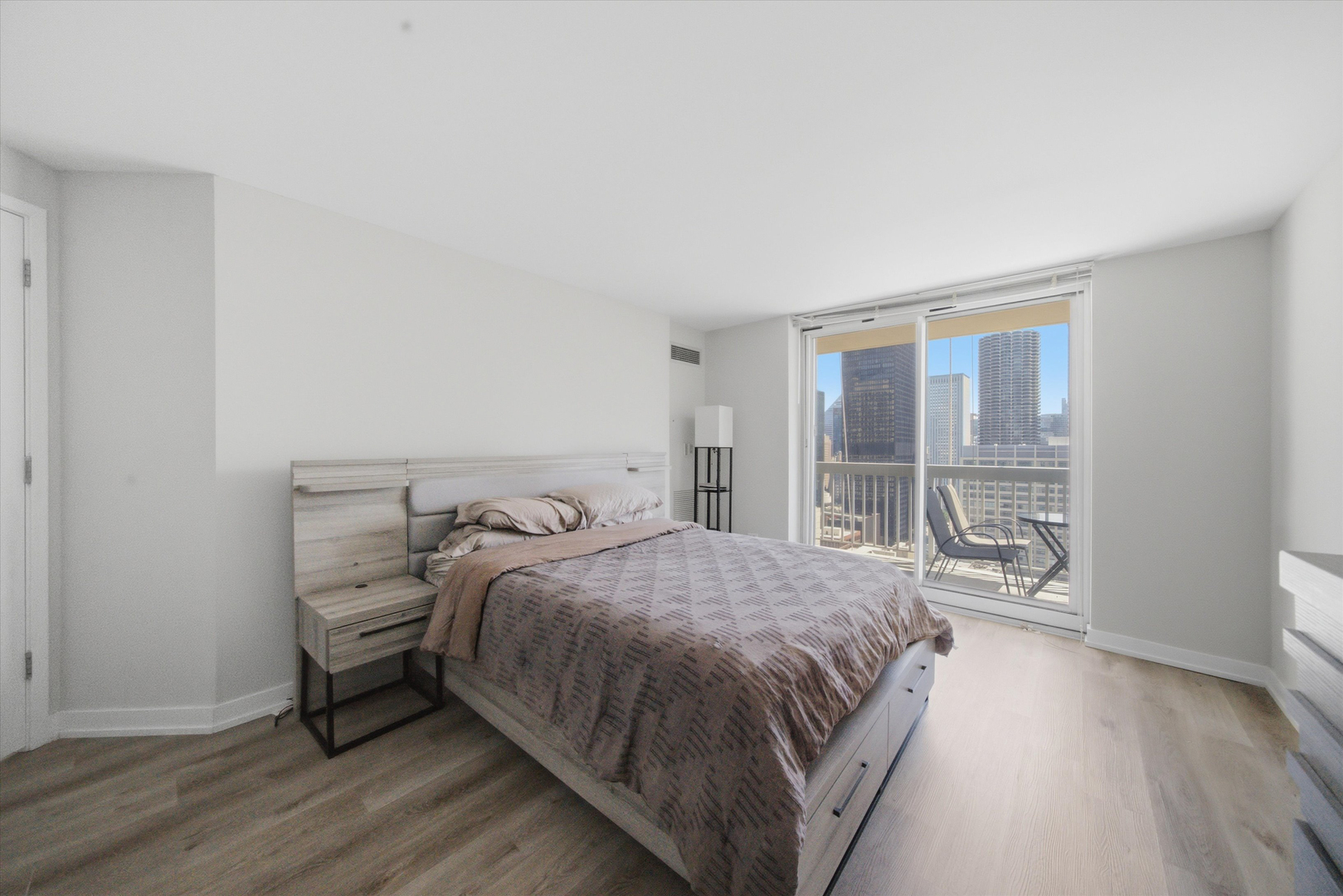 545 N Dearborn Street 2607 Property Photo 9