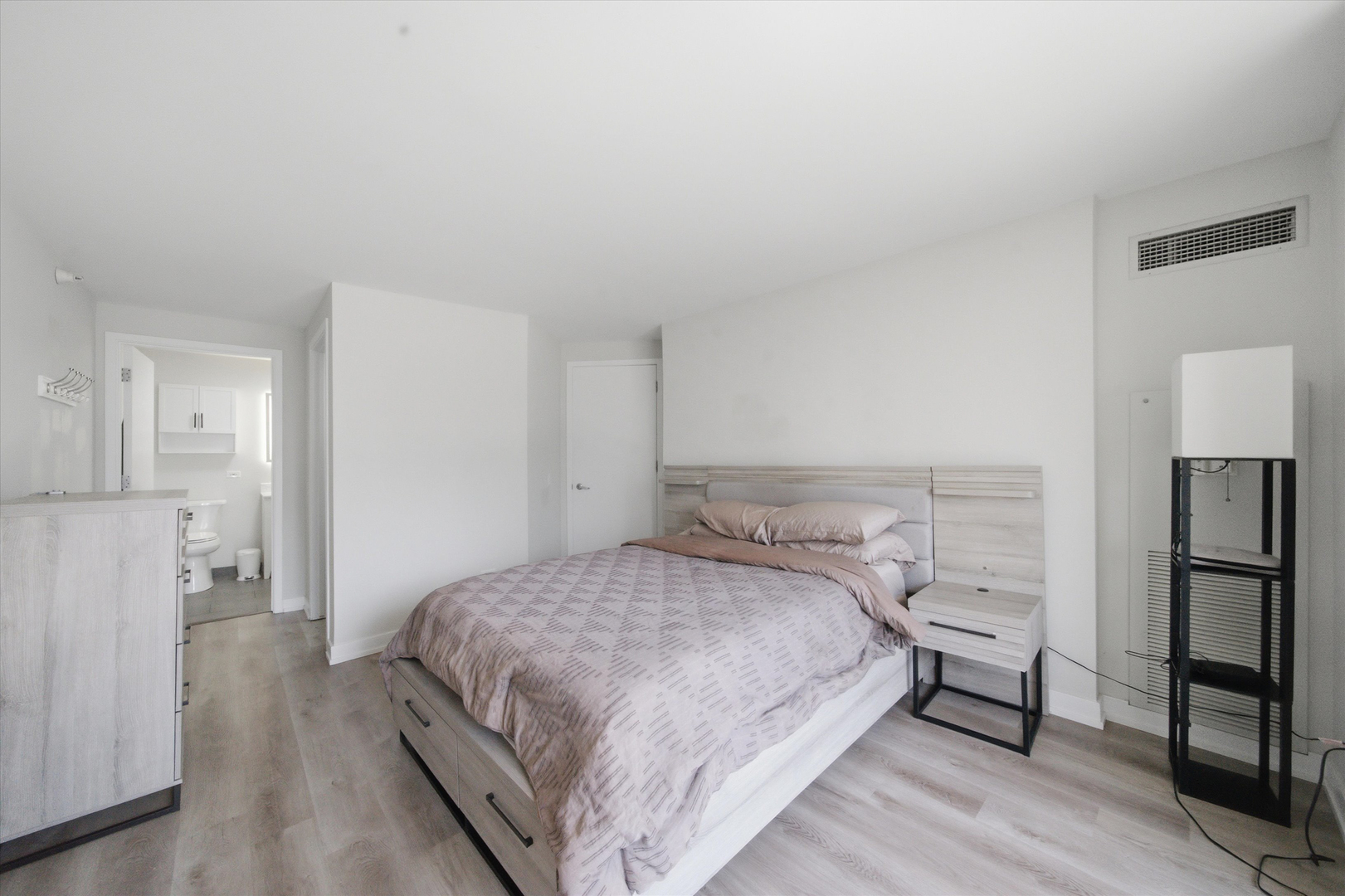 545 N Dearborn Street 2607 Property Photo 10